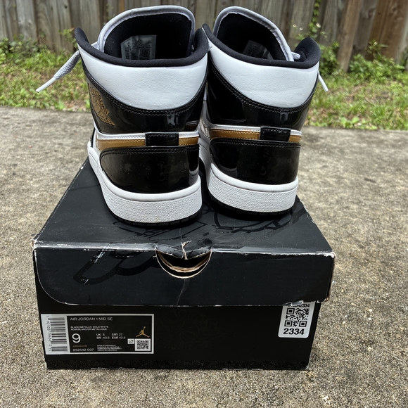 Jordan Black and White Athletic Shoes Classic Design - Picture 4 of 10